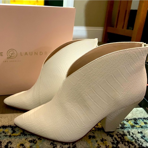 NIB Chinese Laundry reptile white boots size 6